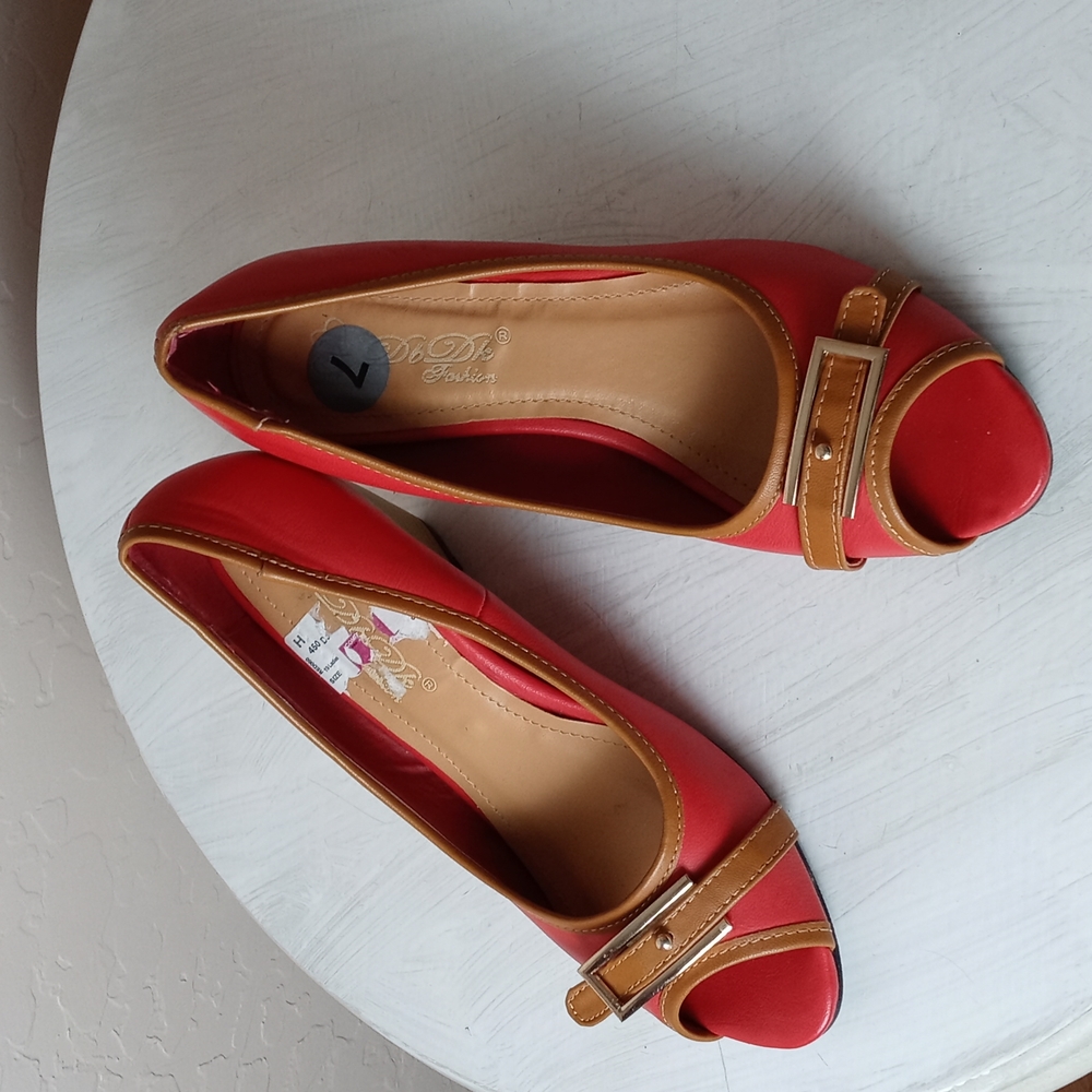 EUC DbDk Fashion Wood Wedge Shoes